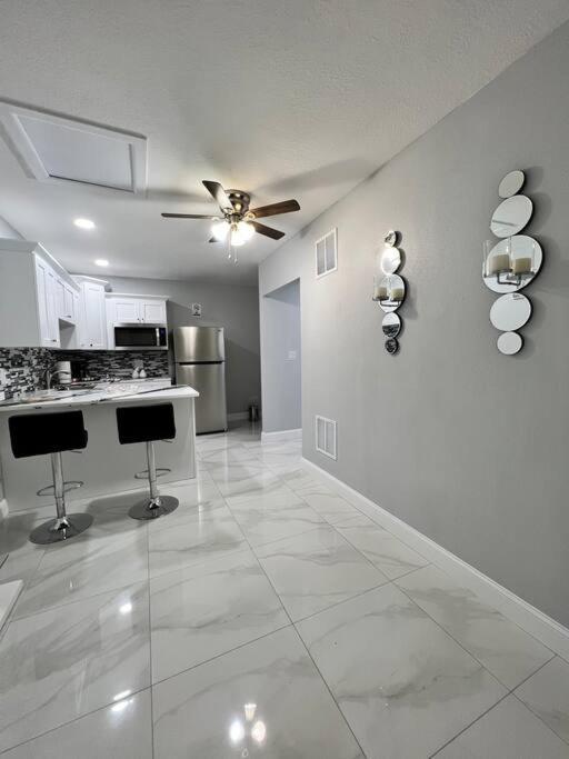 Grey Novo Studio + Free-Parking&Wifi Tampa Buitenkant foto